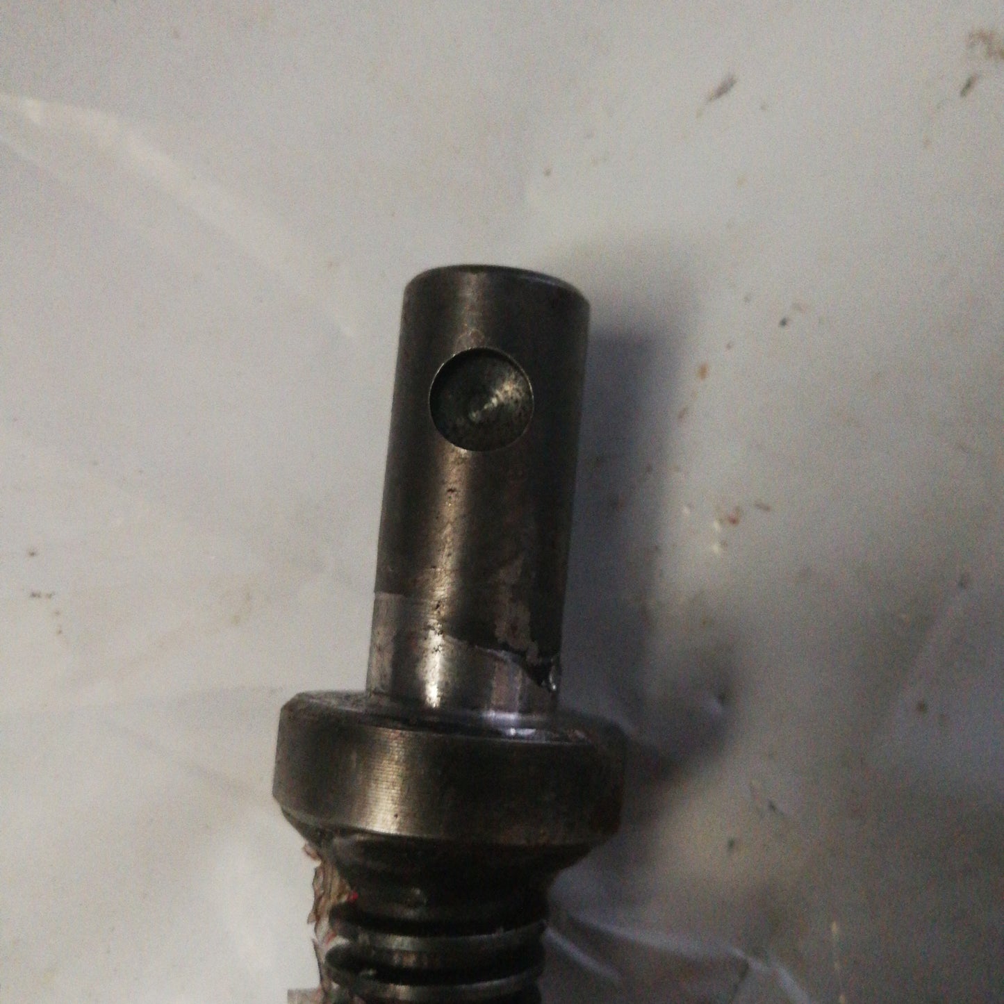 Tornillo de ajuste de altura en silla de conductor