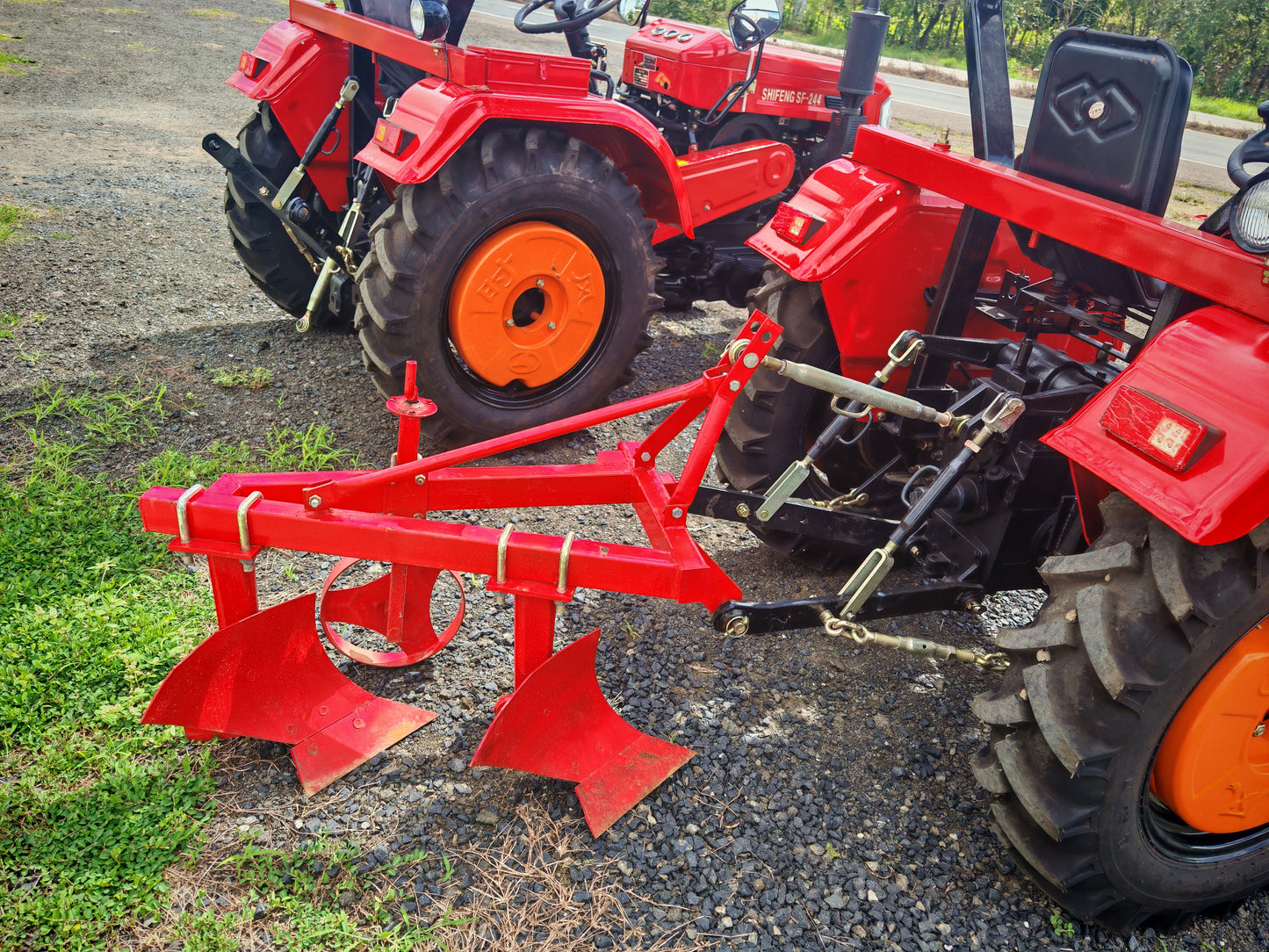 TRACTOR marca DMC con motor diésel 24hp, doble tracción, incluye surcador, rotovator.