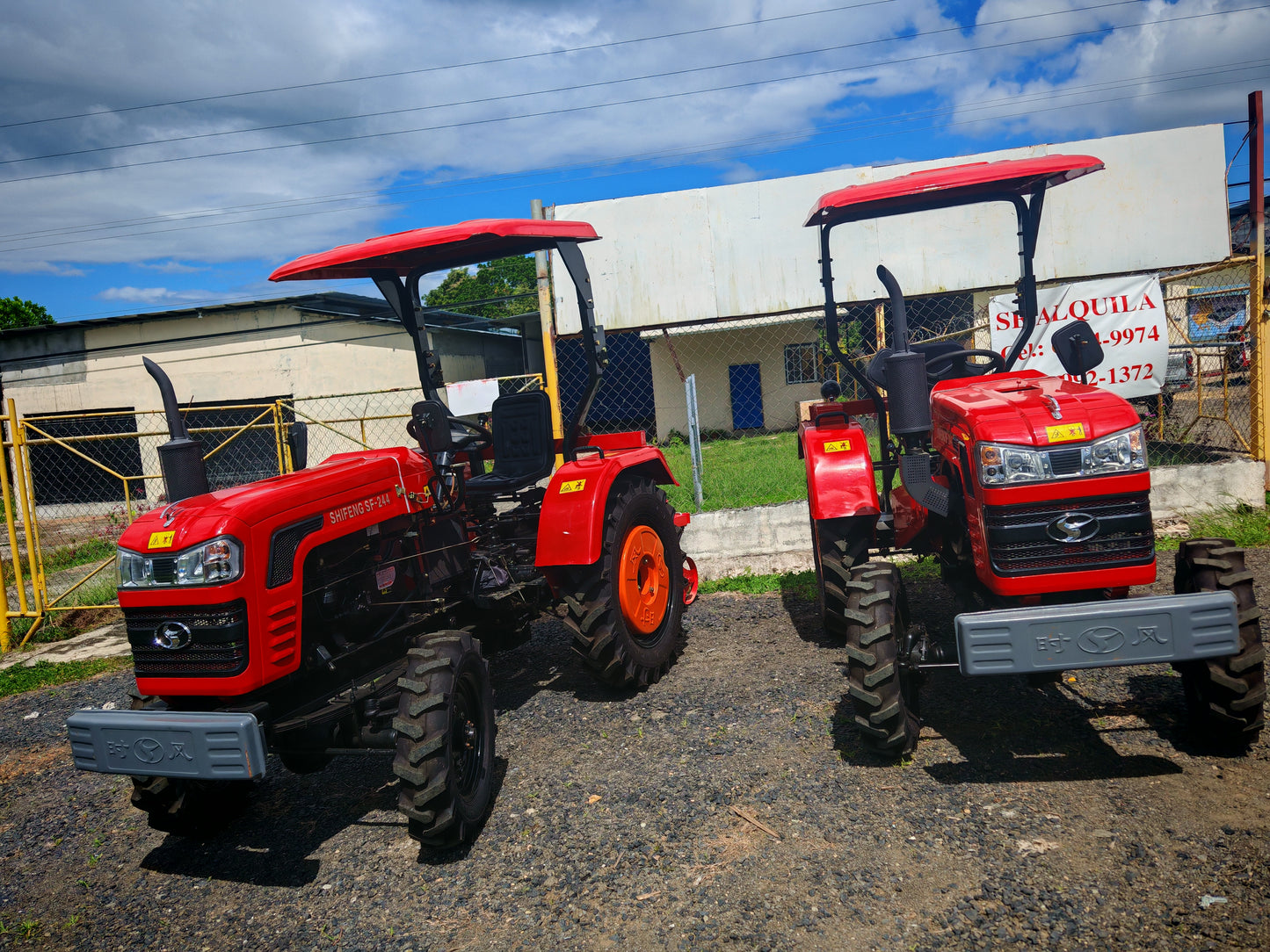 TRACTOR marca DMC con motor diésel 24hp, doble tracción, incluye surcador, rotovator.