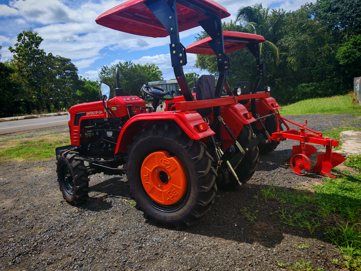 TRACTOR marca DMC con motor diésel 24hp, doble tracción, incluye surcador, rotovator.