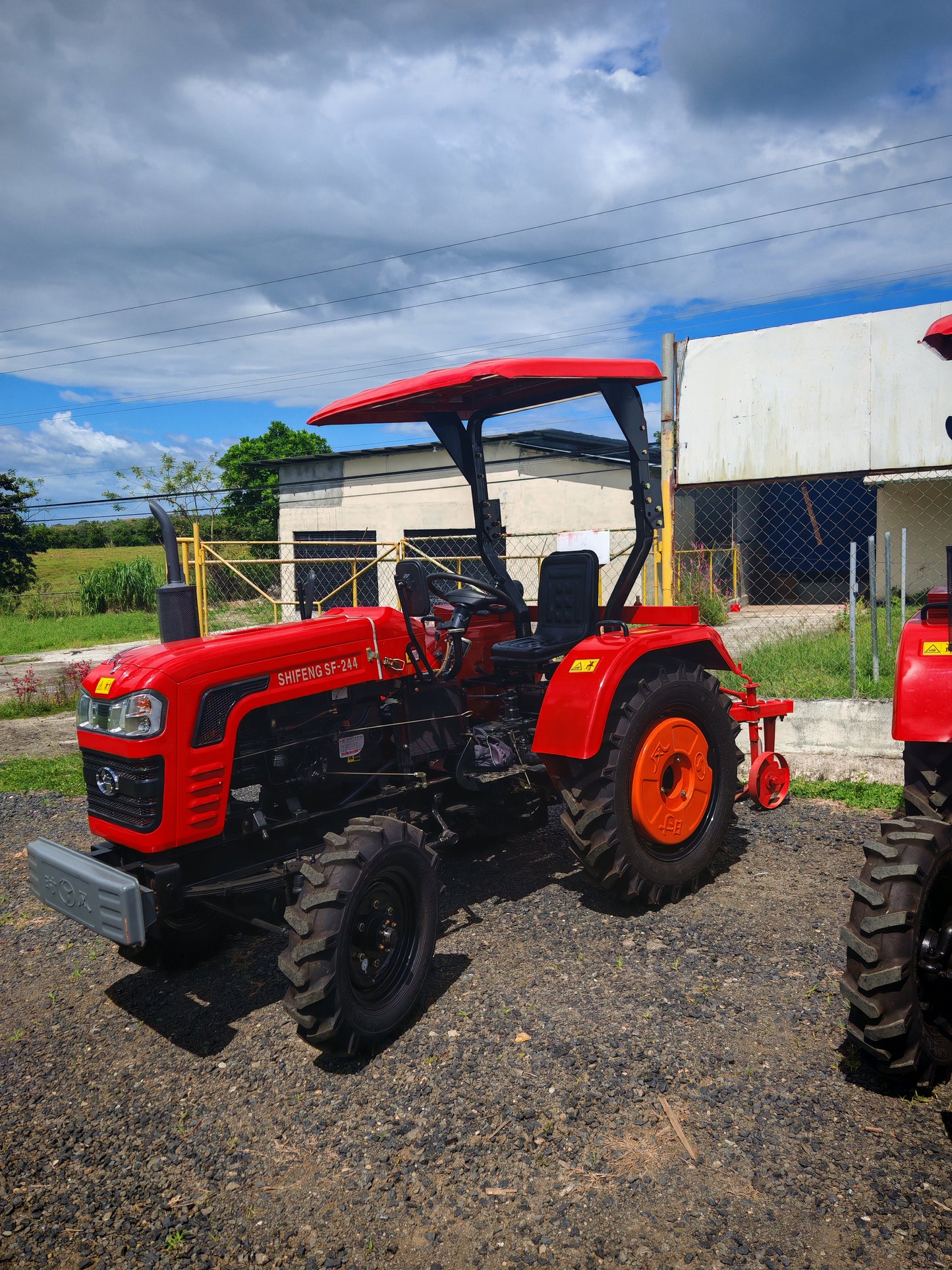 TRACTOR marca DMC con motor diésel 24hp, doble tracción, incluye surcador, rotovator.