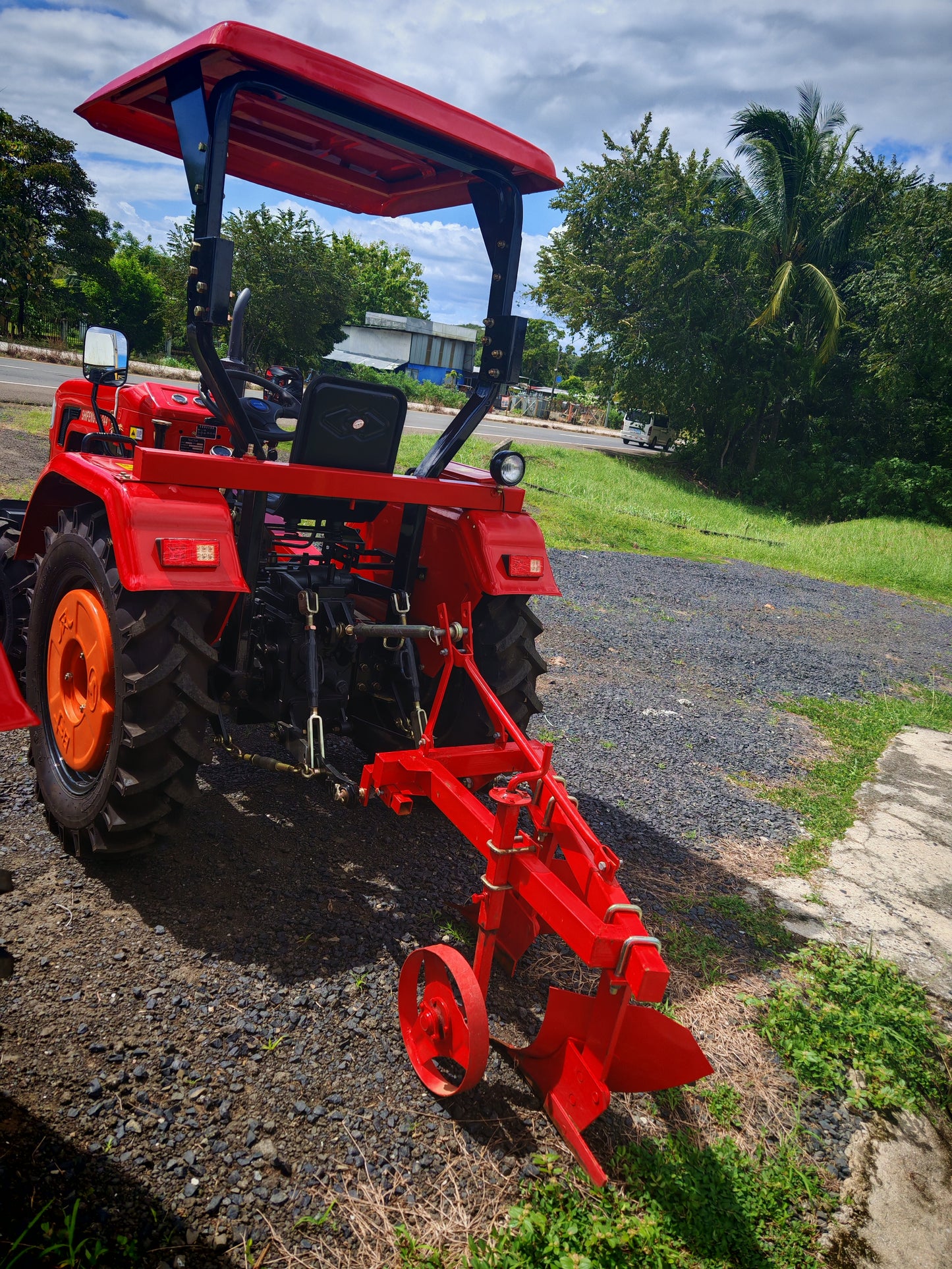 TRACTOR marca DMC con motor diésel 24hp, doble tracción, incluye surcador, rotovator.